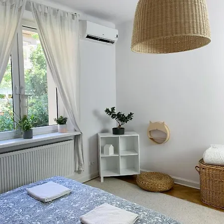 Two Separate Bedrooms. Air Condition, Centre Apartment *
